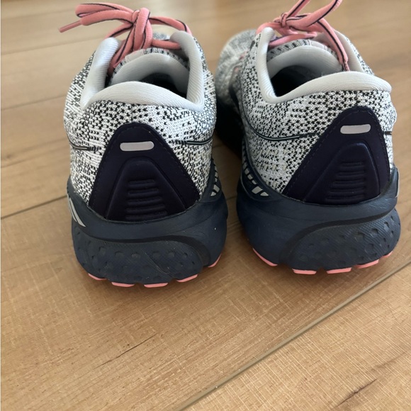 Women’s Brooks Adrenaline GTS 21 - EUC - Picture 2 of 5